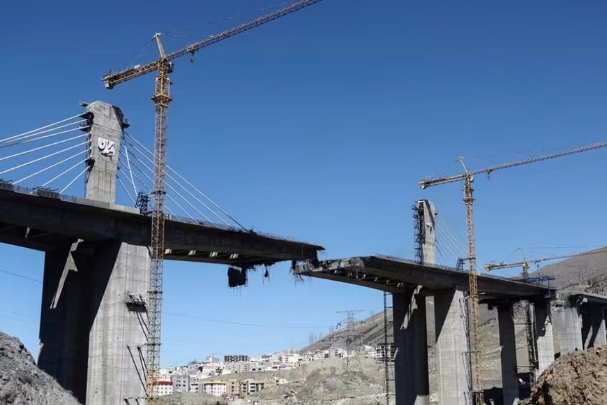 El puente B1 en Karaj, Irán, aún en construcción, fue blanco de un ataque aéreo, el jueves.
Créditos: Majid-Asgaripour/Agencia de Noticias Wana/Reuters