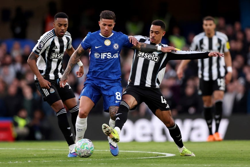 Soccer Football - Premier League - Chelsea v Newcastle United - Stamford Bridge, London, Britain - March 14, 2026
Chelsea's Enzo Fernandez in action with Newcastle United's Jacob Ramsey REUTERS/David Klein EDITORIAL USE ONLY. NO USE WITH UNAUTHORIZED AUDIO, VIDEO, DATA, FIXTURE LISTS, CLUB/LEAGUE LOGOS OR 'LIVE' SERVICES. ONLINE IN-MATCH USE LIMITED TO 120 IMAGES, NO VIDEO EMULATION. NO USE IN BETTING, GAMES OR SINGLE CLUB/LEAGUE/PLAYER PUBLICATIONS. PLEASE CONTACT YOUR ACCOUNT REPRESENTATIVE FOR FURTHER DETAILS..