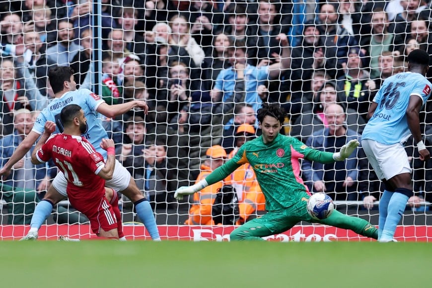Soccer Football - FA Cup - Quarter Final - Manchester City v Liverpool - Etihad Stadium, Manchester, Britain - April 4, 2026
Manchester City's James Trafford makes a save as Liverpool's Mohamed Salah misses a chance to score REUTERS/Phil Noble