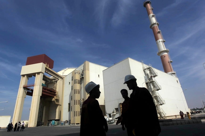 FILE PHOTO: Iranian workers stand in front of the Bushehr nuclear power plant, about 1,200 km (746 miles) south of Tehran, Iran, October 26, 2010. REUTERS/Mehr News Agency/Majid Asgaripour/File Photo iran Claves para entender el acuerdo nuclear con Iran y que pasara cuando eeuu se retire pacto acuerdo nuclear iran