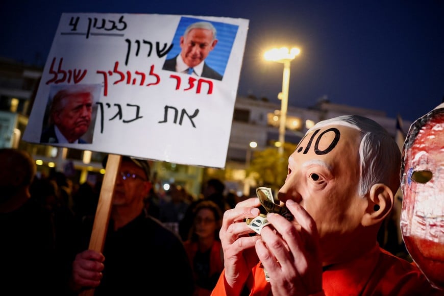 A demonstrator wears a mask depicting Israeli Prime Minister Benjamin Netanyahu during an anti-war protest, calling for an end to the U.S.-Israel conflict with Iran, in Tel Aviv, Israel, April 4, 2026. REUTERS/Florion Goga