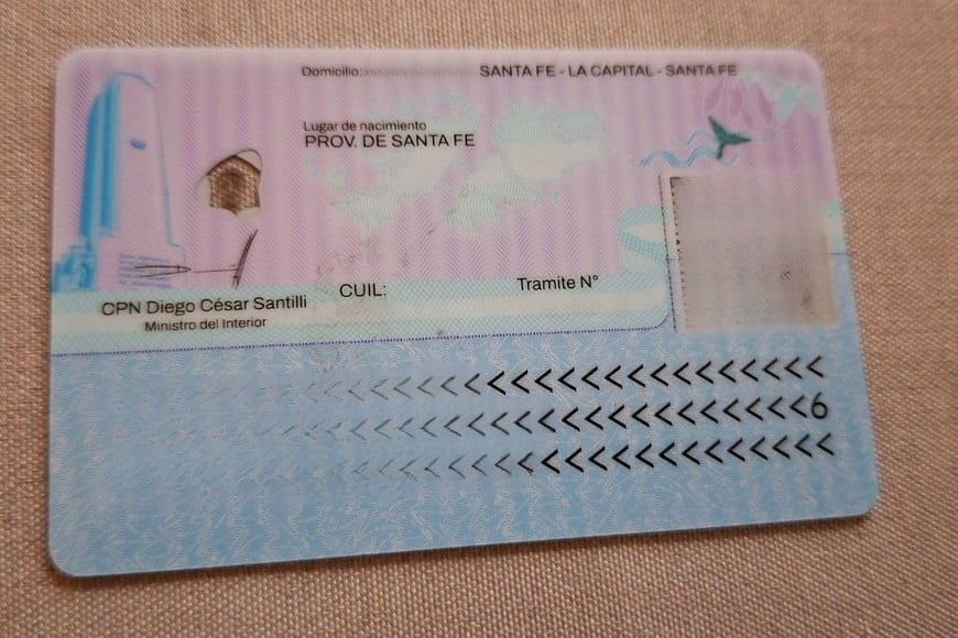 Las plásticos renovados ya han llegado a sus titulares en la provincia de Santa Fe. Algunos de los detalles del diseño han sido censurados y/o editados para preservar el anonimato. Crédito: El Litoral