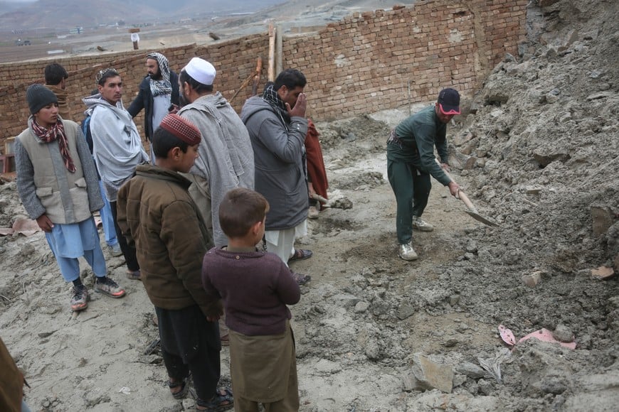 (260404) -- KABUL, 4 abril, 2026 (Xinhua) -- Personas retiran los escombros de un edificio tras un sismo, en la provincia de Kabul, Afganistán, el 4 de abril de 2026. Al menos ocho personas murieron tras un terremoto de magnitud 5,8 que sacudió el norte de Afganistán la noche del viernes, informó Mohammad Yousuf Hammad, portavoz de la Autoridad Nacional de Gestión de Desastres del país. Una vivienda en la provincia de Kabul colapsó a causa del sismo, causando la muerte de ocho residentes y dejando a un menor herido, señaló Hammad la noche del viernes. (Xinhua/Saifurahman Safi) (jg) (da)