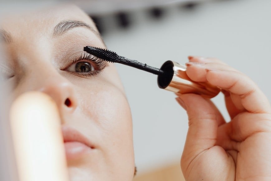 La luz natural revela excesos de base.