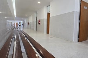 La intervención integral consistió en la recuperación de una superficie de 434 metros cuadrados cubiertos y 25 metros cuadrados semicubiertos