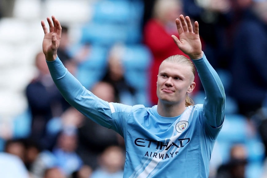 Soccer Football - FA Cup - Quarter Final - Manchester City v Liverpool - Etihad Stadium, Manchester, Britain - April 4, 2026
Manchester City's Erling Haaland acknowledges the fans as he celebrates after the match REUTERS/Phil Noble