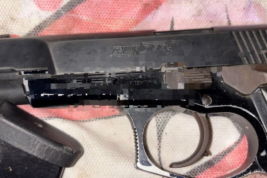 La pistola que fue hallada en el patio de un vecino. Foto: El Litoral
