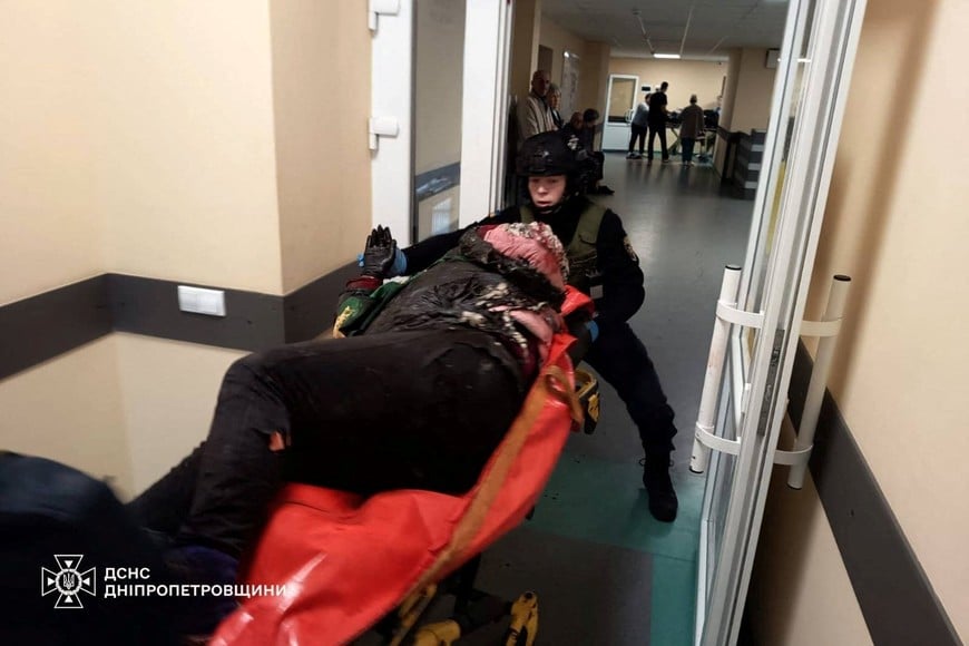 A rescuer carries a wounded resident on a stretcher after a Russian drone hit a street market, amid Russia's attack on Ukraine, in Nikopol, Ukraine, April 4, 2026. Press service of the State Emergency Service of Ukraine in Dnipropetrovsk region/Handout via REUTERS ATTENTION EDITORS - THIS IMAGE HAS BEEN SUPPLIED BY A THIRD PARTY. LOGO FROM SOURCE. MANDATORY CREDIT. BEST QUALITY AVAILABLE.