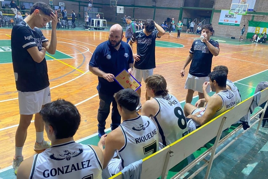 El entrenador de Almagro en el momento de corregir defectos y apuntar virtudes a sus dirigidos