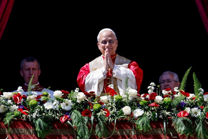 Pope Leo XIV gestures from the main balcony of St. Peter's Basilica after delivering his "Urbi et Orbi" (To the city and the world) message, on Easter Sunday at the Vatican, April 5, 2026. REUTERS/Remo Casilli TPX IMAGES OF THE DAY