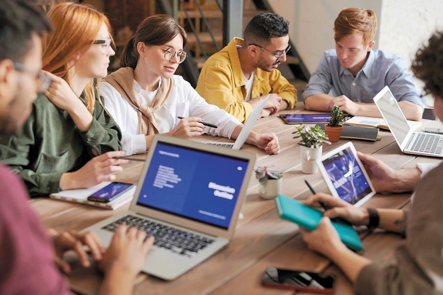 En Argentina, la adopción de inteligencia artificial crece, pero aún está por debajo del promedio global.