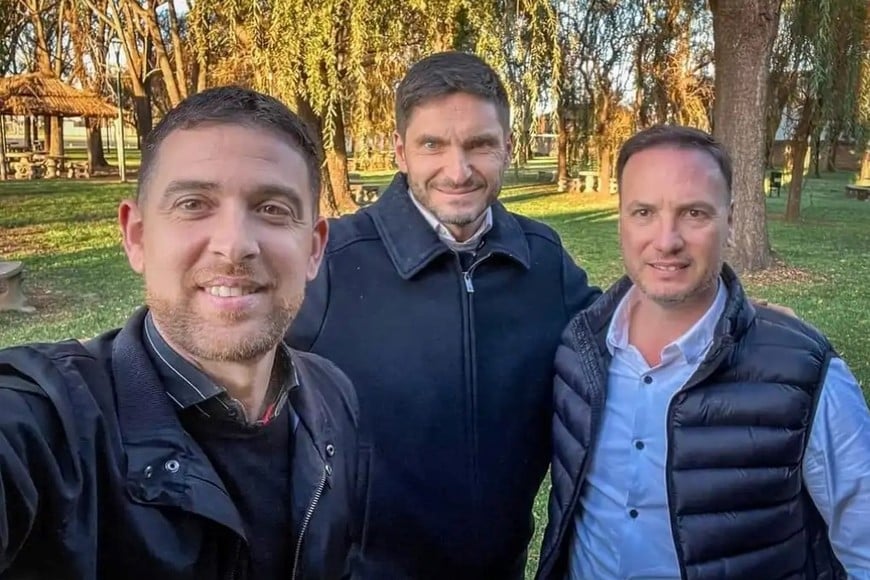 Benjamín Gianetti juntos al gobernador Maximiliano Pullaro y el ministro de Obras Públicas, Lisandro Enrico. Foto: Gentileza
