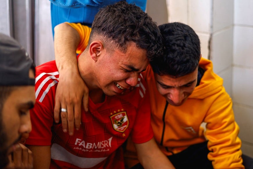 Mourners react over the body of Palestinian Majdi Aslan, killed by Israeli gunfire, according to medics, at Al-Aqsa Martyrs Hospital in Deir al-Balah in the central Gaza Strip, April 6, 2026. REUTERS/Mahmoud Issa