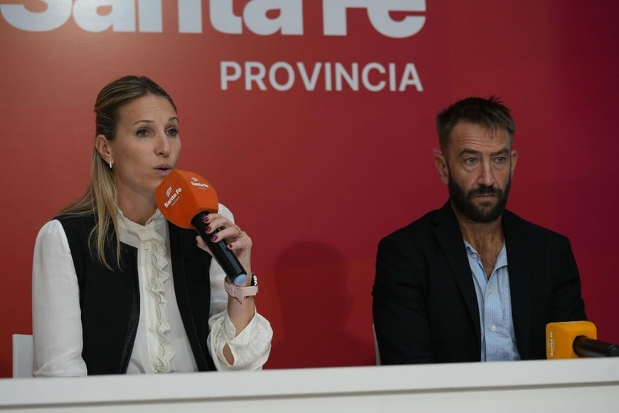 La conferencia de este lunes a cargo del director provincial de Investigaciones Criminales de la provincia de Santa Fe, Rolando Galfrascoli, y la vocera, Virginia Coudannes. Crédito: Gobierno de Santa Fe