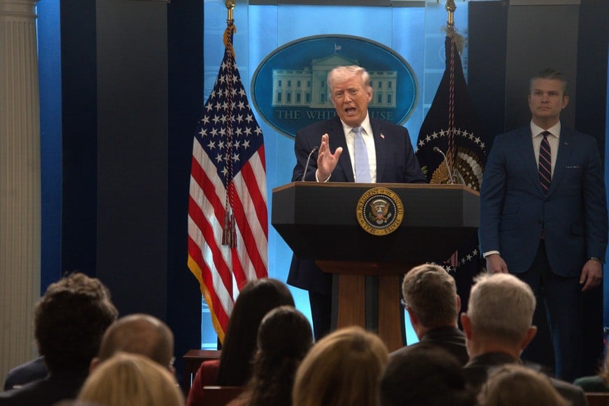 (260406) -- WASHINGTON, 6 abril, 2026 (Xinhua) -- El presidente estadounidense, Donald Trump, habla durante una conferencia de prensa en la Casa Blanca, en Washington D. C., Estados Unidos, el 6 de abril de 2026. Trump dijo el lunes que Irán podría ser "eliminado" en una sola noche y que esa noche "podría" ser el martes por la noche, plazo establecido por Trump para llegar a un acuerdo con Irán y reabrir el estrecho de Ormuz. (Xinhua/Li Yuanqing) (oa) (ah) (vf)