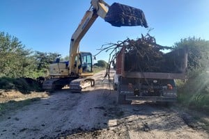 Los trabajos consisten en la sustitución de tubos de hormigón dañados por nuevas unidades, lo que permitirá optimizar el cruce transversal de caudales y prevenir anegamientos futuros.