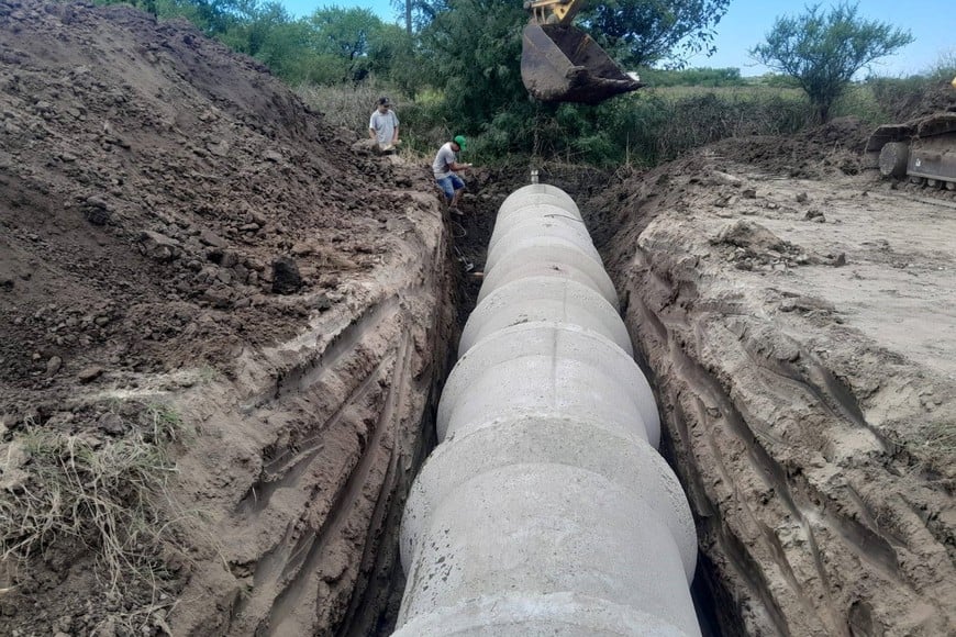 Los trabajos consisten en la sustitución de tubos de hormigón dañados por nuevas unidades, lo que permitirá optimizar el cruce transversal de caudales y prevenir anegamientos futuros.