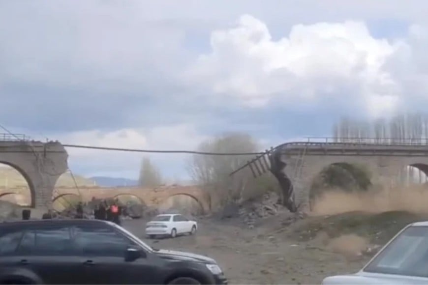 El Ejército precisó que se bombardearon al menos ocho puentes