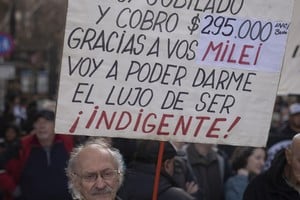 Reclamo, resignación e ingenio popular. Los jubilados enfrentan desde hace décadas una situación de desprotección y descuido que se ha profundizado en los últimos dos años.
