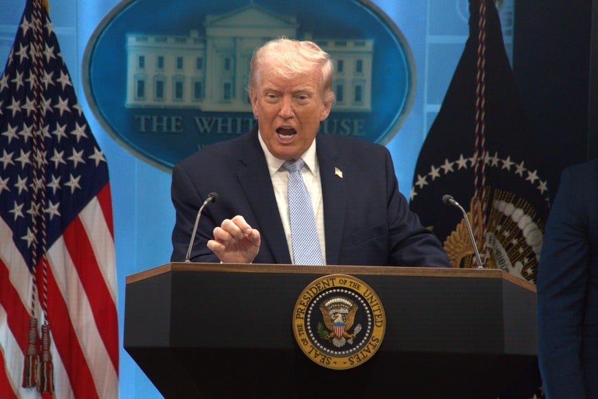 (260406) -- WASHINGTON, 6 abril, 2026 (Xinhua) -- El presidente estadounidense, Donald Trump, habla durante una conferencia de prensa en la Casa Blanca, en Washington D. C., Estados Unidos, el 6 de abril de 2026. Trump dijo el lunes que Irán podría ser "eliminado" en una sola noche y que esa noche "podría" ser el martes por la noche, plazo establecido por Trump para llegar a un acuerdo con Irán y reabrir el estrecho de Ormuz. (Xinhua/Li Yuanqing) (oa) (ah) (vf)