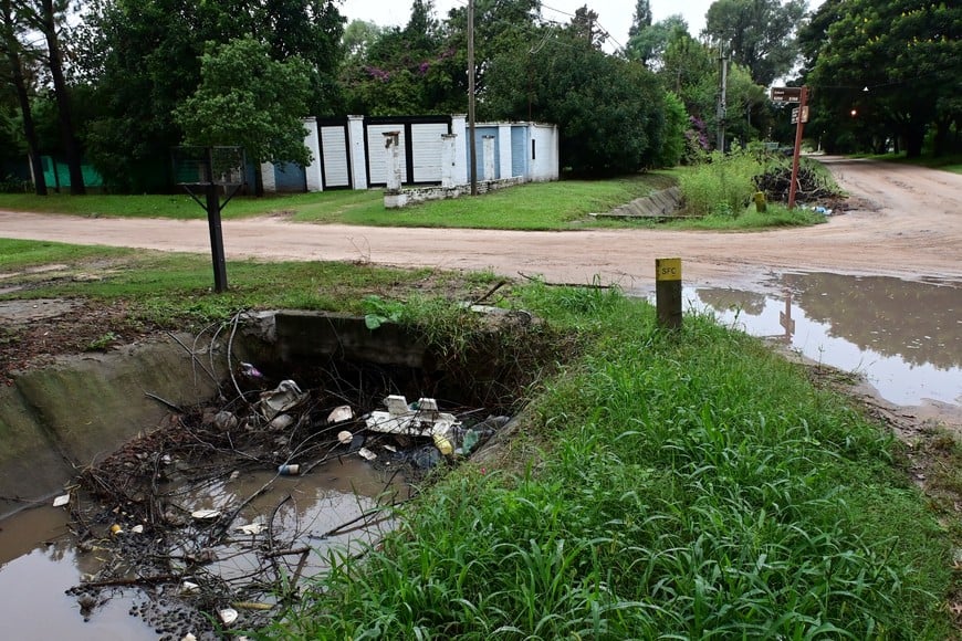 Basura acumulada en el canal de desagüe pluvial. Flavio Raina.