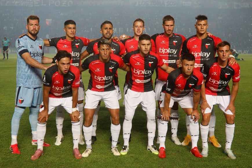 El equipo que jugó el mejor partido, hasta ahora. Parados Budiño, Peinipil, Pier Barrios, Muñoz, Rasmussen y Bonansea. Agachados: Lago, Allende, Antonio, Lértora y Marcioni.