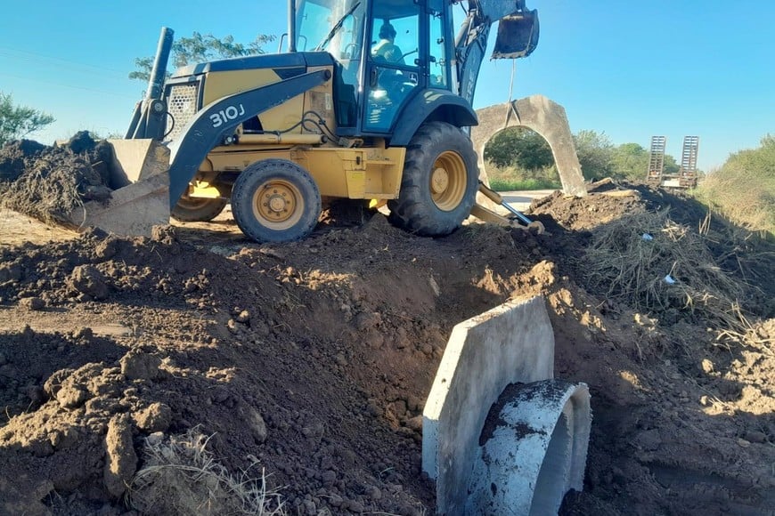 Los trabajos consisten en la sustitución de tubos de hormigón dañados por nuevas unidades, lo que permitirá optimizar el cruce transversal de caudales y prevenir anegamientos futuros.
