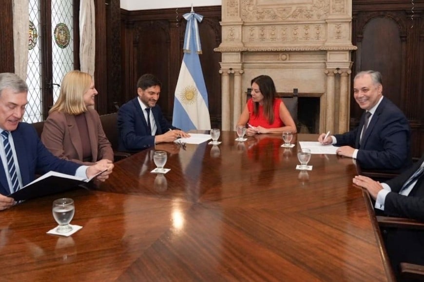El momento de la firma este martes. Crédito: Prensa Sandra Pettovello