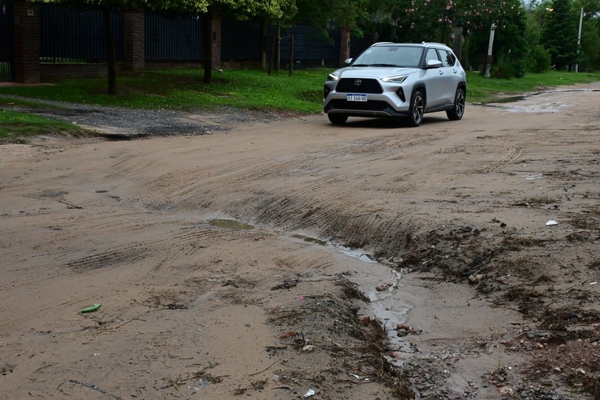 Las cárcavas atraviesan toda la calle en algunos sectores. Flavio Raina.