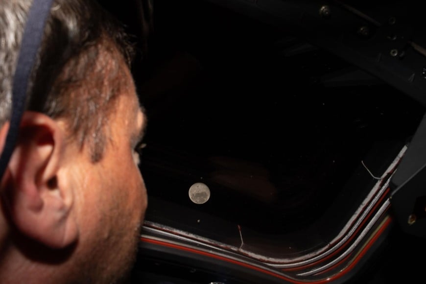 (260406) -- WASHINGTON, 6 abril, 2026 (Xinhua) -- El astronauta de la NASA, Reid Wiseman, observa la Luna desde una de las ventanillas de la cabina principal de la nave espacial Orión, el 6 de abril de 2026. La tripulación de la misión Artemis II batió el lunes el récord de la mayor distancia de la Tierra a la que hayan llegado los seres humanos, al superar el hito logrado por Apolo 13 en abril de 1970, indicó la NASA. (Xinhua/NASA) (rtg) (ah) (ce)