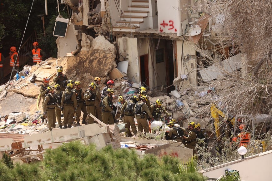 (260406) -- HAIFA, 6 abril, 2026 (Xinhua) -- Rescatistas trabajan en el sitio de un ataque con misiles iraníes, en Haifa, en el norte de Israel, el 6 de abril de 2026. Dos cuerpos más fueron encontrados en el sitio de un ataque con misiles iraníes, en la ciudad norteña de Haifa, dijo el Ejército israelí el lunes, incrementando el número total de víctimas del ataque a cuatro. (Xinhua/Gil Cohen Magen) (rtg) (ah) (ce)