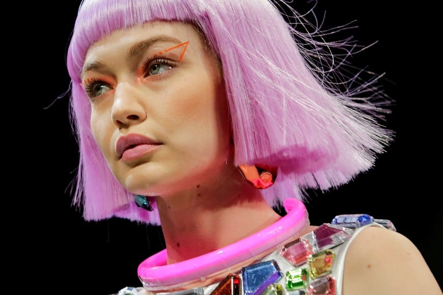 Model Gigi Hadid presents a creation from the Jeremy Scott Fall/Winter 2018 collection during NewYork Fashion Week, in New York, U.S., February 8, 2018. REUTERS/Eduardo Munoz nueva york eeuu  nueva coleccion otoño invierno 2018 desfile desfiles moda nueva coleccion semana de la moda desfiles para viajar en el tiempo