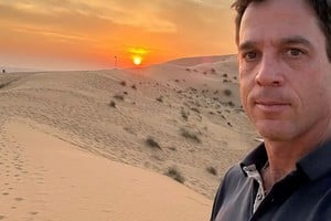 Santiago Bachmann, con el sol y el desierto como testigos. Foto: Gentileza