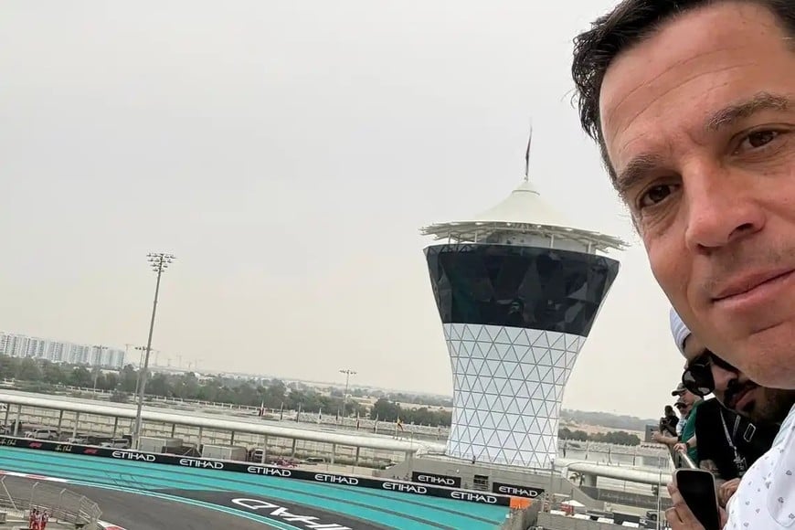 Bachmann en plena actividad en Dubái, en el cuidado de los caballos de un equipo de polo. Foto: Gentileza