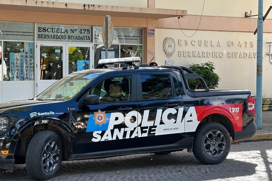 Importante movimiento policial en la Escuela Rivadavia de Rafaela: se activaron los protocolos de seguridad. Foto: Jimena Ferrero