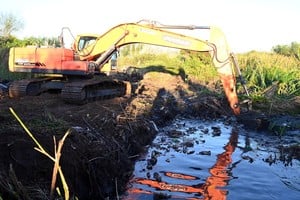 Las retroexcavadoras, claves en la limpieza de canales. Foto:  Gentileza