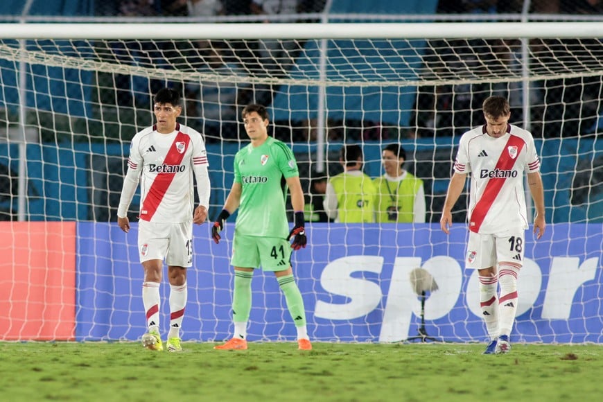 Soccer Football - Recopa Sudamericana - Group H - Blooming v River Plate - Estadio Ramon Tahuichi, Santa Cruz, Bolivia - April 8, 2026
River Plate's Lautaro Rivero, Matias Vina and River Plate's Santiago Beltran look dejected after Blooming's Antony Vasquez scored their first goal REUTERS/Ipa Ibanez