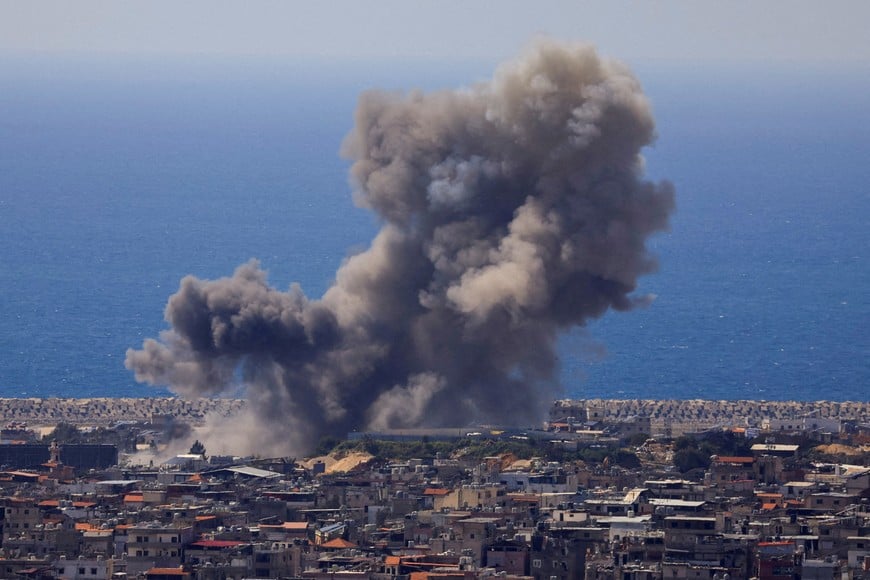 Smoke rises following an Israeli strike on the southern suburbs of Beirut, as seen from Baabda, Lebanon, April 8, 2026. REUTERS/Mohamed Azakir REFILE - QUALITY REPEAT