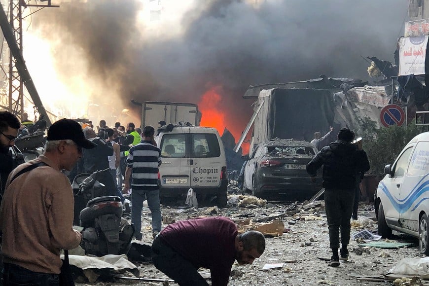 (260408) -- BEIRUT, 8 abril, 2026 (Xinhua) -- Imagen tomada con un teléfono móvil de vehículos y edificios dañados tras los ataques aéreos israelíes, en Beirut, Líbano, el 8 de abril de 2026. Aviones de combate israelíes lanzaron una serie de ataques aéreos en todo Líbano el miércoles e impactaron múltiples regiones, incluidos barrios densamente poblados en la capital, Beirut, de acuerdo con informes preliminares. (Xinhua/Bilal Jawich) (ah) (ra) (ce)