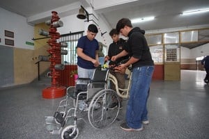 La bicicleta adaptada fue desarrollada íntegramente por alumnos y docentes. Foto: Fernando Nicola