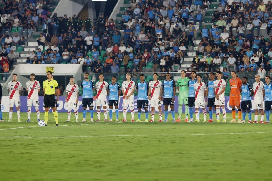 Soccer Football - Recopa Sudamericana - Group H - Blooming v River Plate - Estadio Ramon Tahuichi, Santa Cruz, Bolivia - April 8, 2026
Players line up before the match REUTERS/Ipa Ibanez
