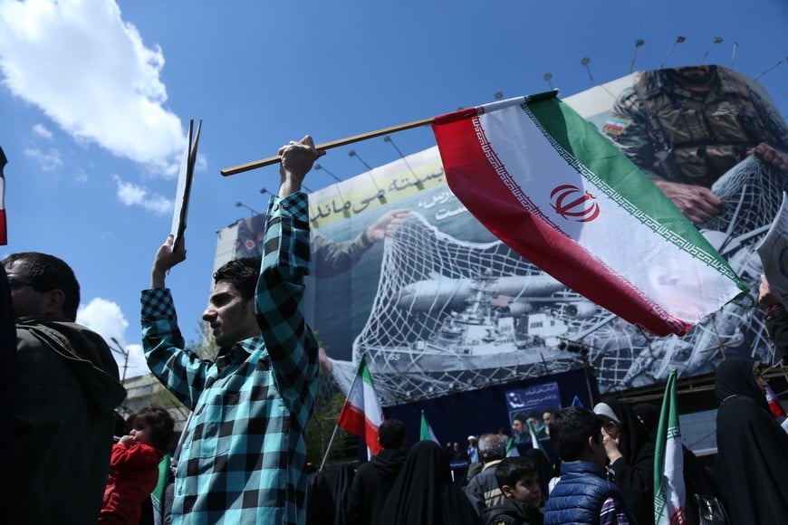 (260408) -- TEHERAN, 8 abril, 2026 (Xinhua) -- Personas asisten a una manifestación, en Teherán, Irán, el 8 de abril de 2026. Irán y Estados Unidos acordaron un cese al fuego de dos semanas como anunció el martes el presidente estadounidense, Donald Trump, una medida que ha sido ampliamente bienvenida por la comunidad internacional. (Xinhua/Shadati) (ah) (ra) (vf)