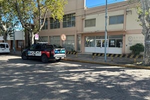 Importante movimiento policial en la Escuela Rivadavia de Rafaela: se activaron los protocolos de seguridad. Foto: Jimena Ferrero