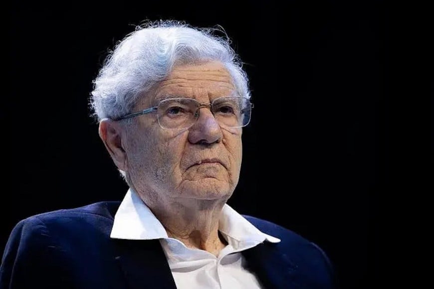 Aharon Barak es un jurista israelí de origen lituano, que fue presidente de la Corte Suprema de Israel entre 1995 a 2006. También fue profesor en la Universidad Hebrea de Jerusalén.