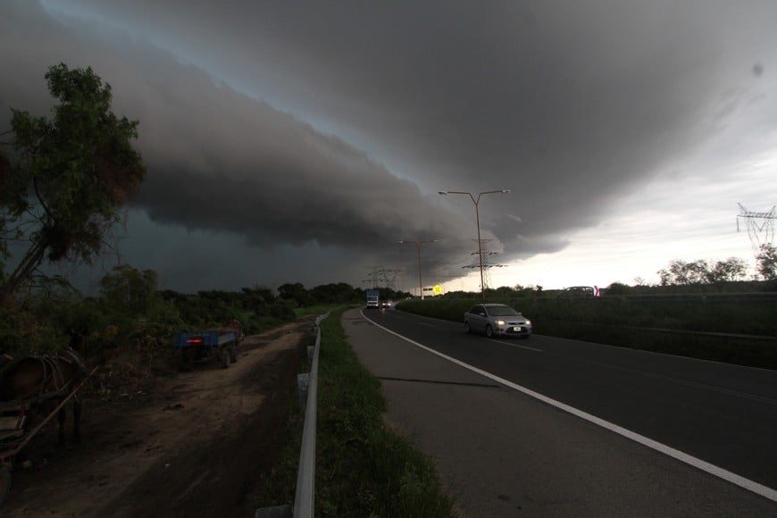 El cigarro negro en el cielo, cuando llega la tormenta. Archivo.