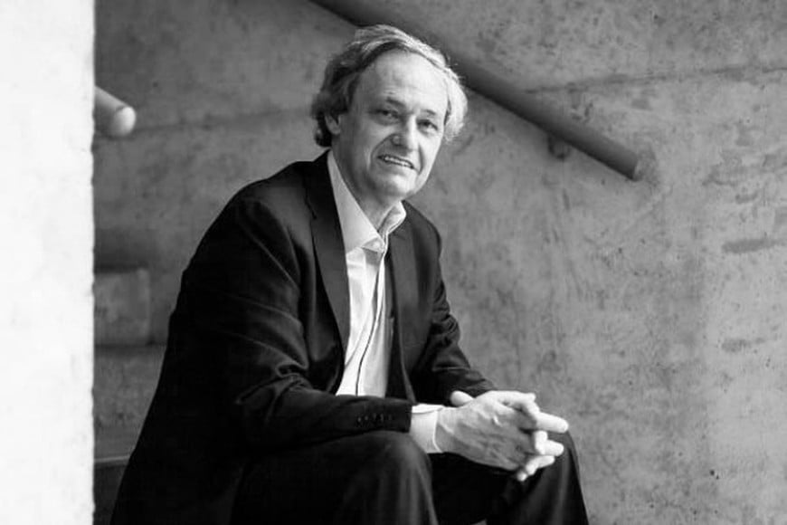 Manuel Atienza Rodríguez. Jurista y filósofo del derecho español. Estudió su licenciatura en Derecho en la Universidad de Oviedo (1973) y posteriormente obtuvo el título de doctor en Derecho por la misma casa de estudios (1976), con una tesis sobre la filosofía del derecho en Argentina, bajo la dirección de Elías Díaz.