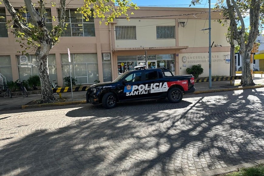 Importante movimiento policial en la Escuela Rivadavia de Rafaela: se activaron los protocolos de seguridad. Foto: Jimena Ferrero