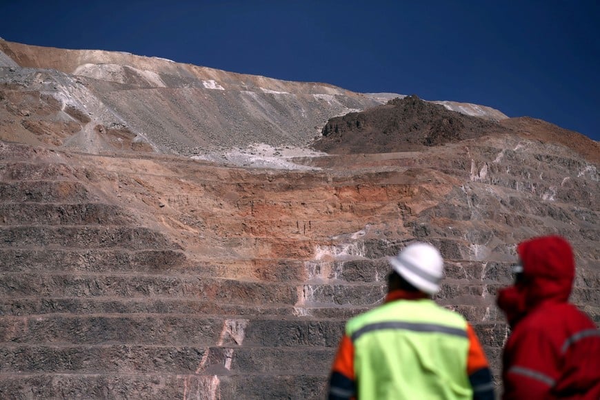 Workers stand next to an open pit at Barrick Gold Corp's Veladero gold mine in San Juan province, Argentina April 26, 2017. Picture taken April 26, 2017. REUTERS/Marcos Brindicci san juan  mina de oro de Veladero de Barrick Gold mineria minas mina