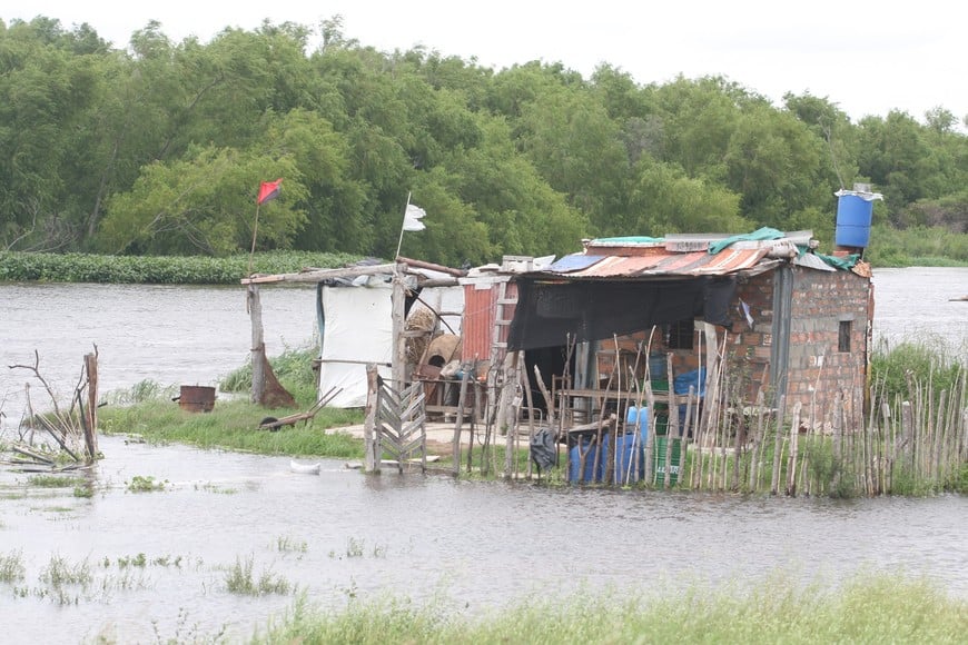 Aislado. Este rancho resiste a la crecida. Fue durante la inundación de 2016 en Santa Fe. Archivo.
