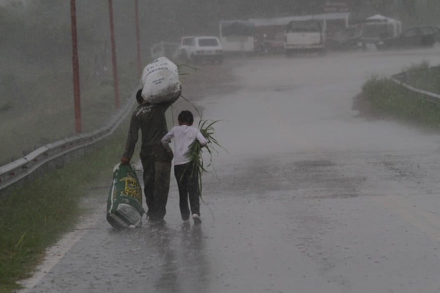 Evacuados, mojados. La inundación de 2016. Archivo.